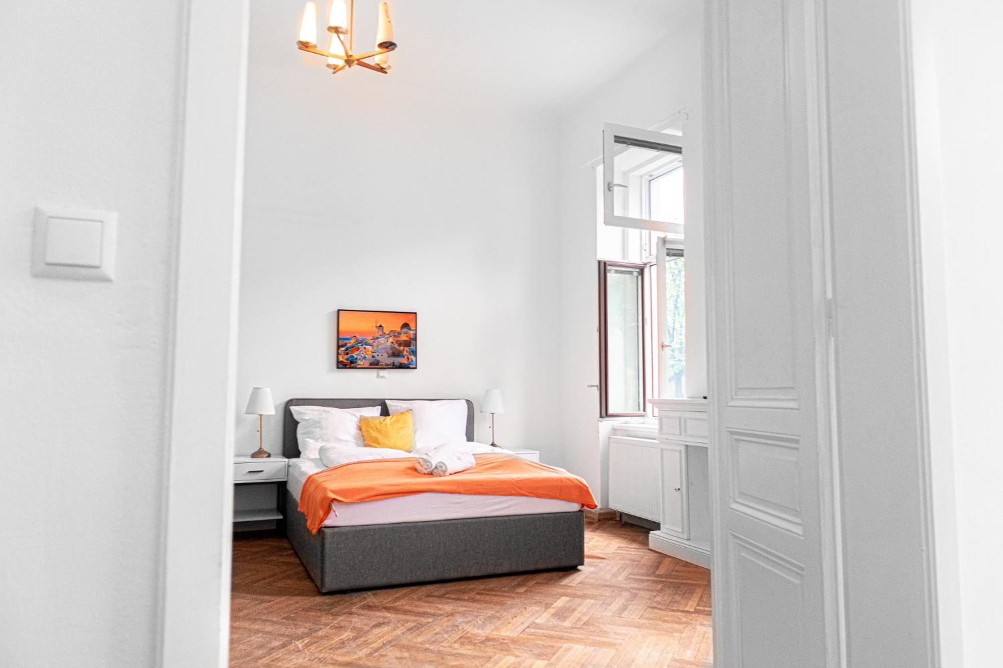 Cozy 2br With Tv & Netflix, Steps From Akh Appartamento