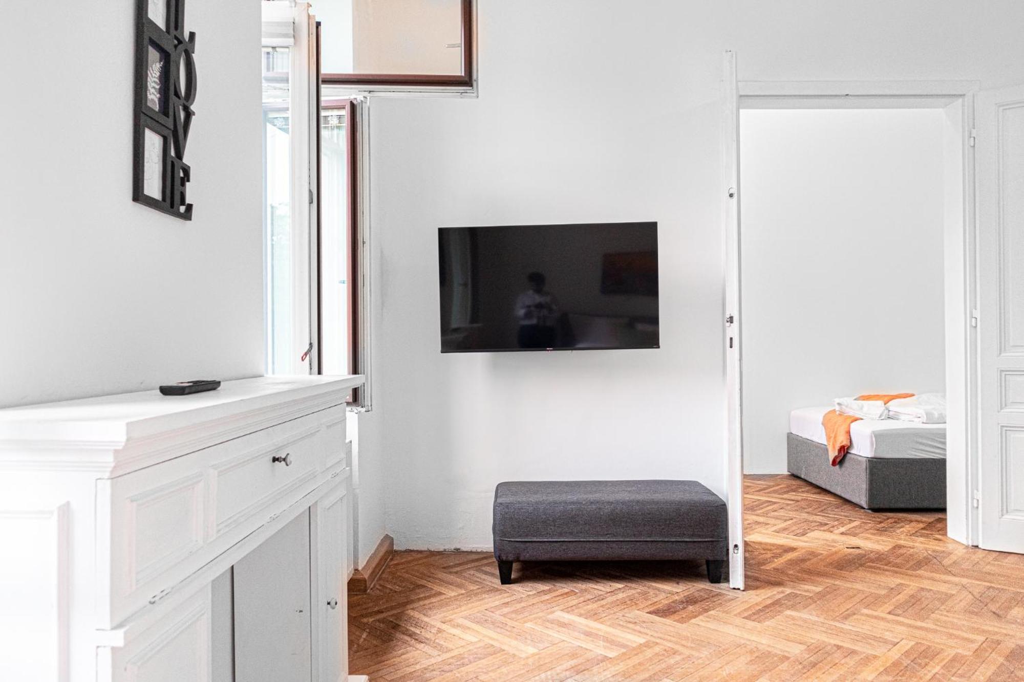 Cozy 2br With Tv & Netflix, Steps From Akh Appartamento *