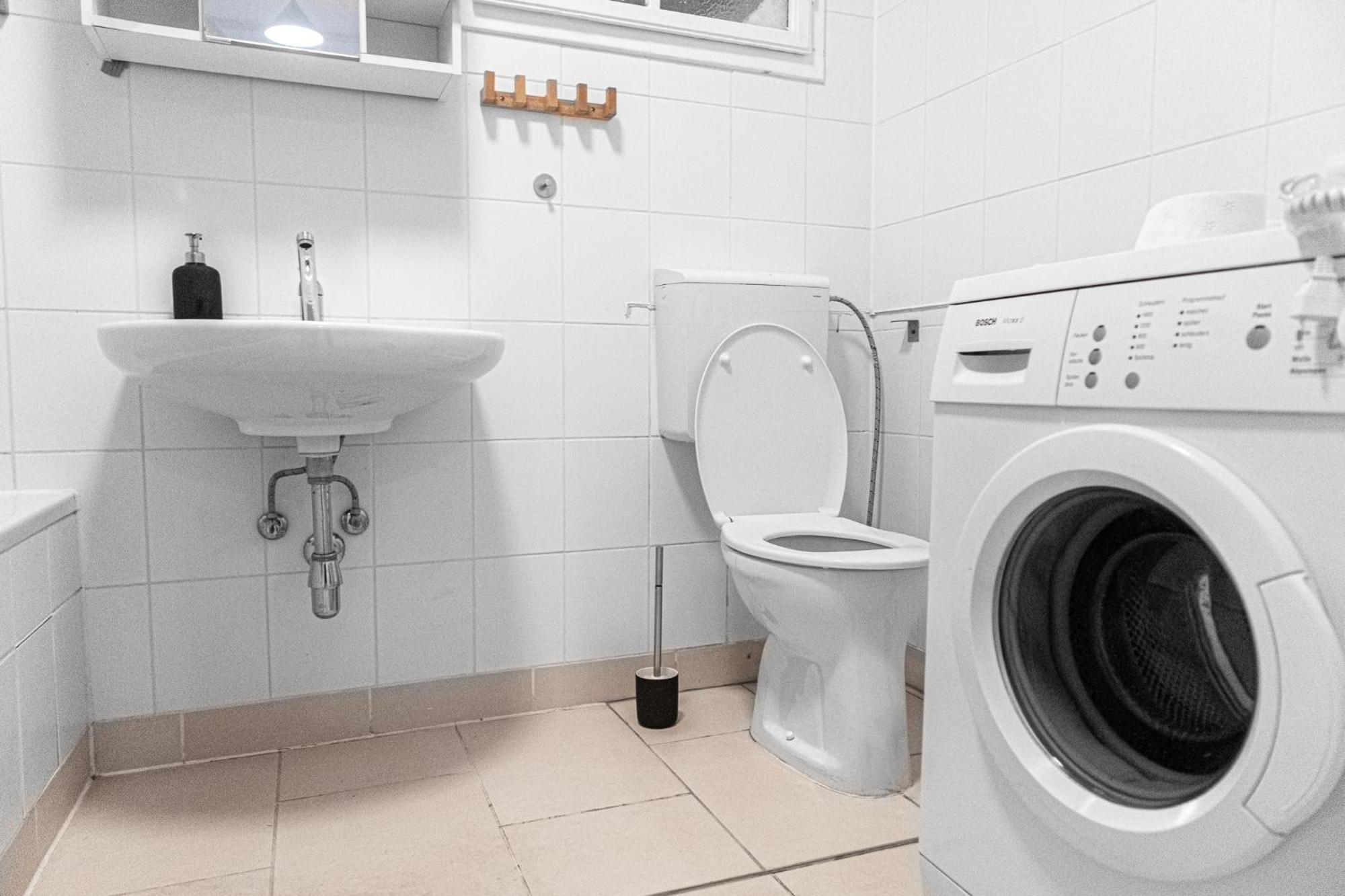 Cozy 2br With Tv & Netflix, Steps From Akh Appartamento